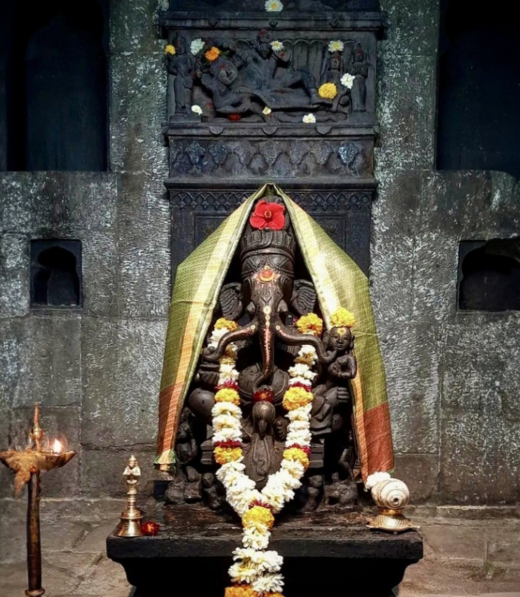 Три хобота Ганеши символизирует Тримурти - Шиву, Вишну и Брахму.