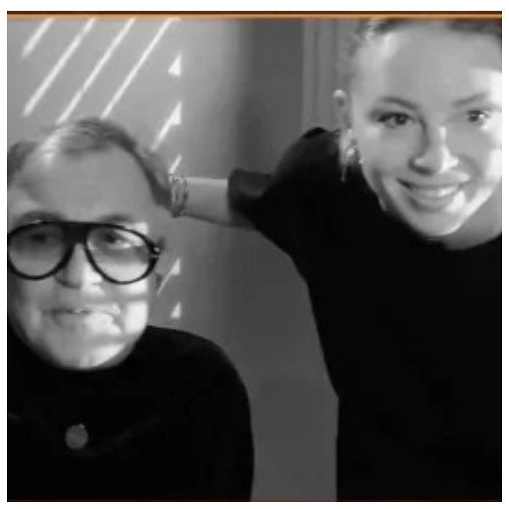 В кадре появилась Полина - подала мужу чашку чая и поздоровалась с аудиторией