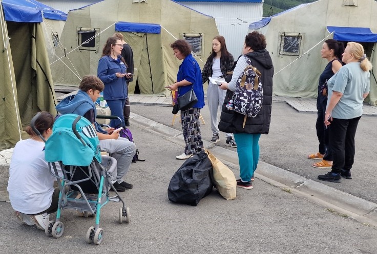 
Старший психолог МЧС Анастасия Денишева (третья слева) в пункте временного размещения близ Петропавловска-Камчатского. Фото: Юрий Васильев/ВЗГЛЯДМесто на эту ночь находится. Первая половина августа – не первые дни после 30 июля, когда в одноэтажные пункты ехали буквально сотнями.