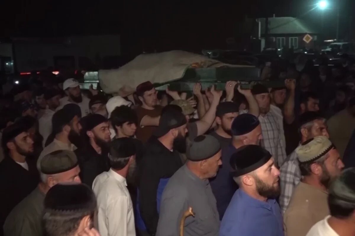    Тело мальчика на погребальных носилках пронесли через толпу скорбящих жителей СКФО.