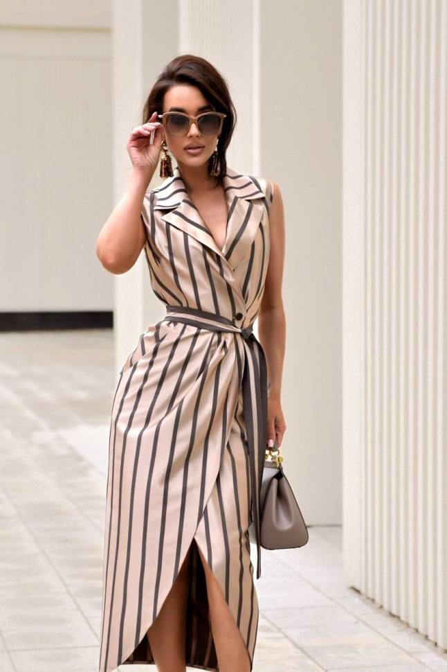 Платье в вертикальную полоску в сочетании с ремнём на талии 