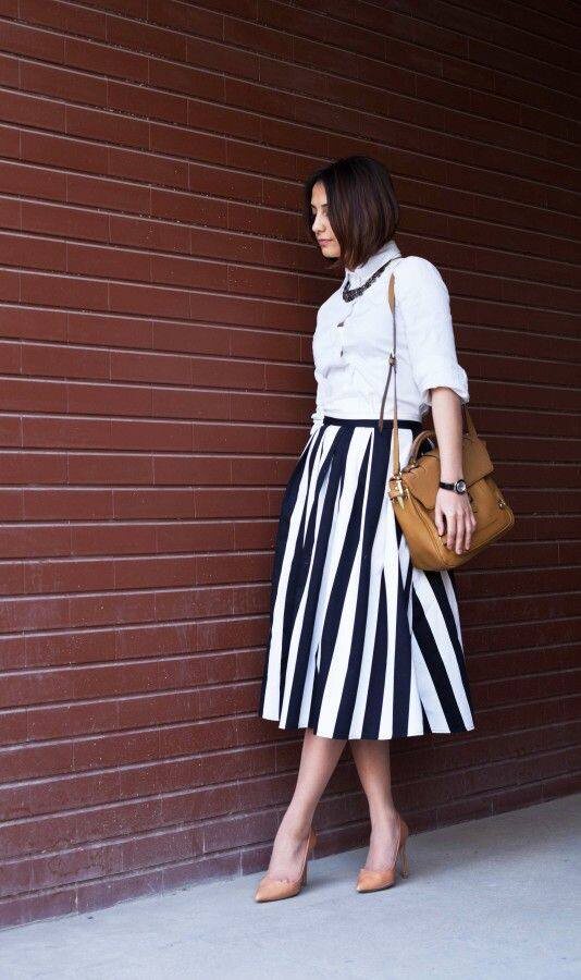 Пример: юбка в широкую чёрно-белую полоску + белая рубашка.