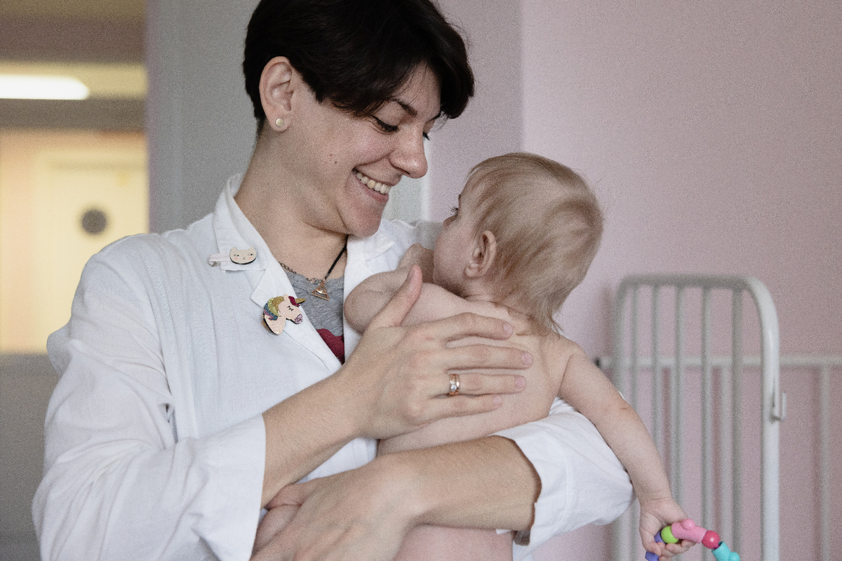 Руководитель программы "Дети в больнице" Мария Саморукова с малышкой