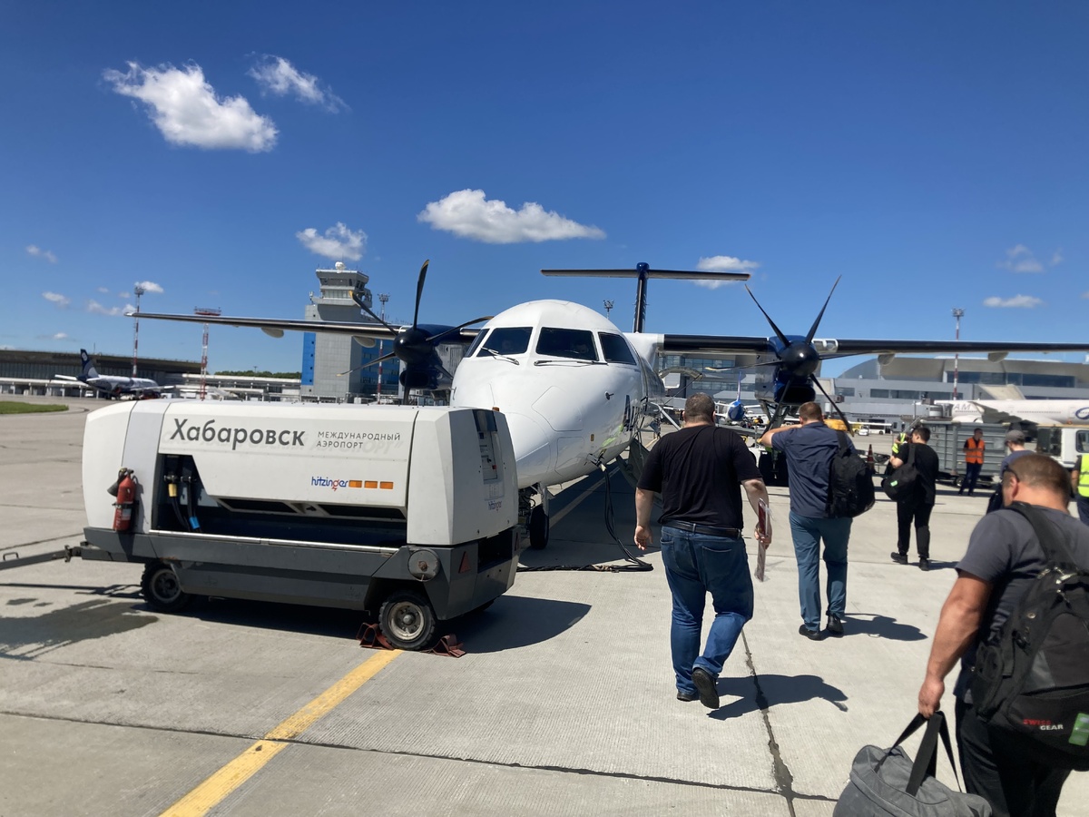 посадка в аэропорту Хабаровск. на улице +28