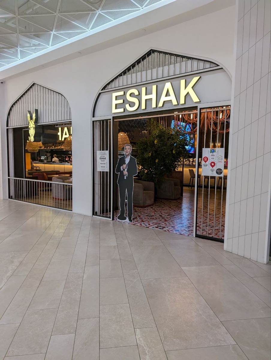 На входе встречает вот такая ростовая фигура Сергея Светлакова