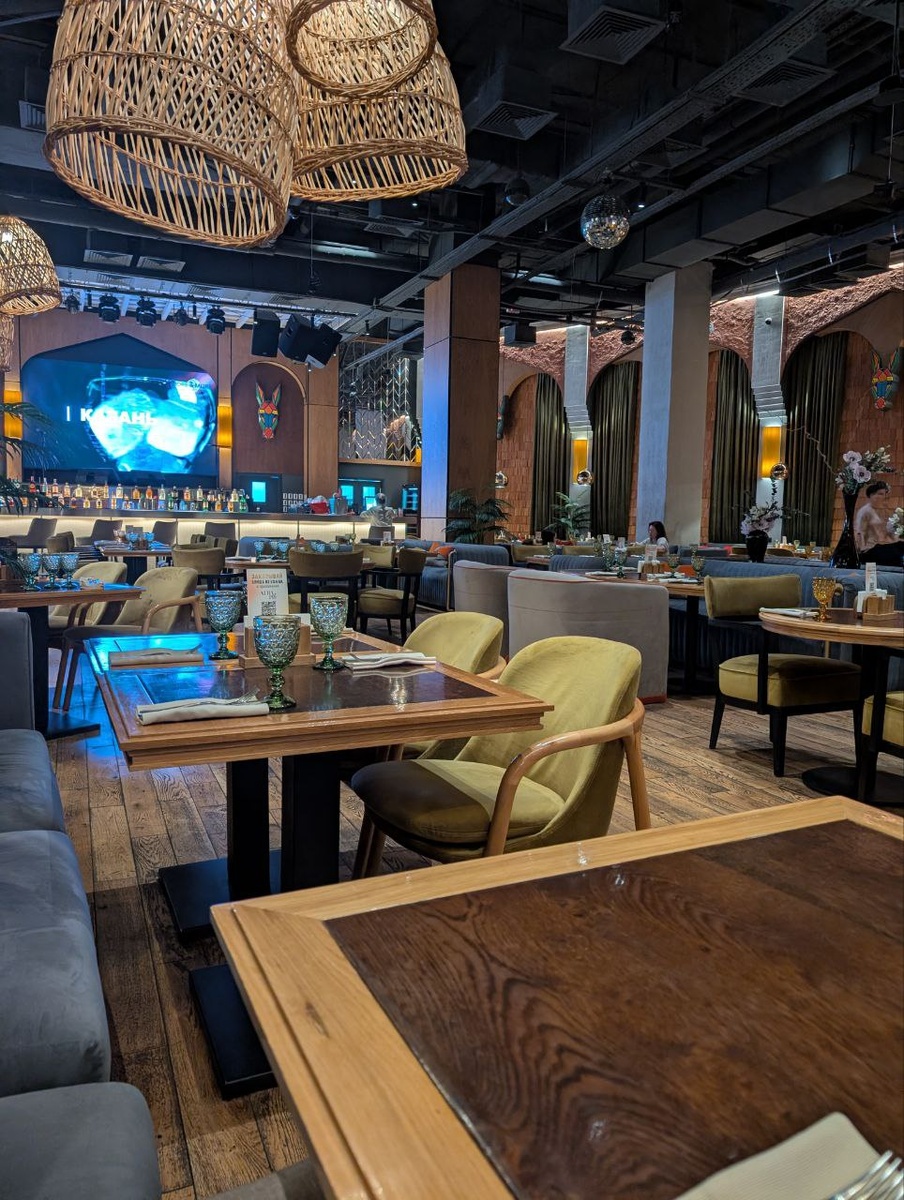 Было даже безлюдно, мне нравится интерьер заведения