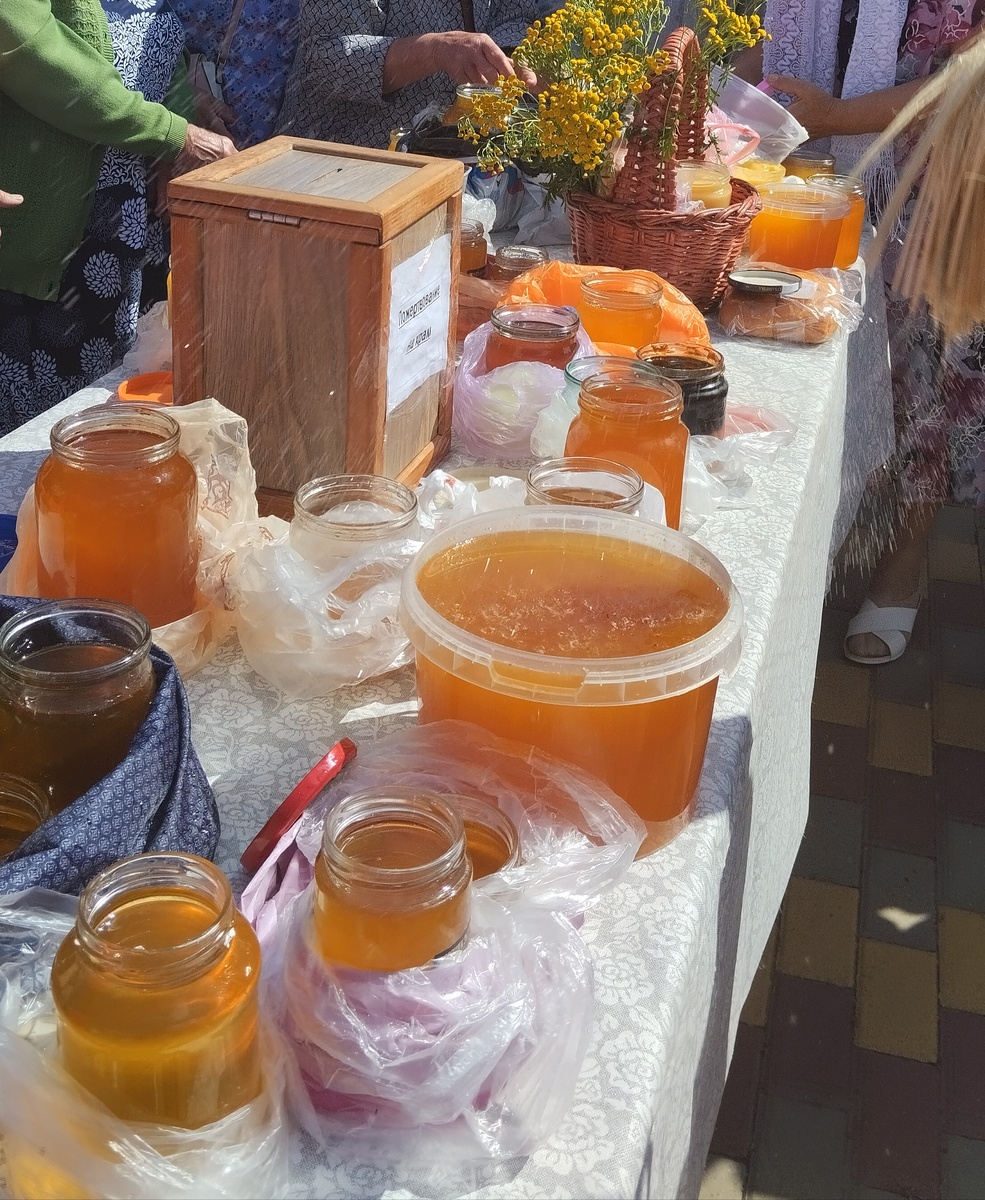 Освящение мёда в Сергиевском храме пгт Подгоренского ( Воронежская  область  ) . Фото автора