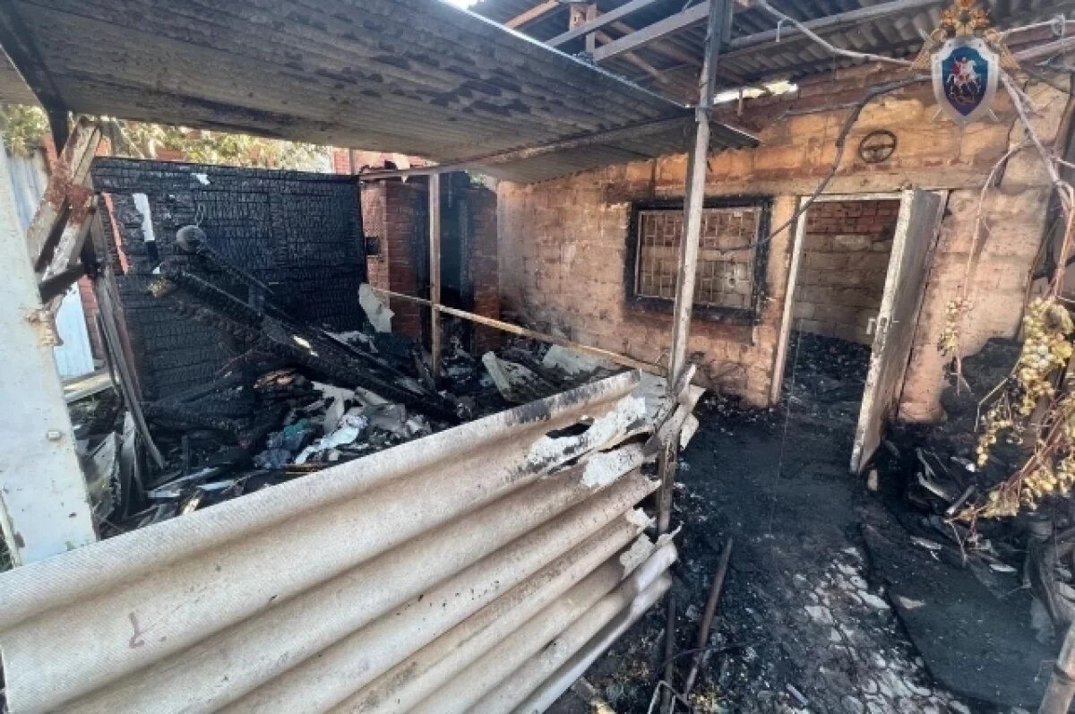    После ликвидации возгорания в доме обнаружили тело погибшего.