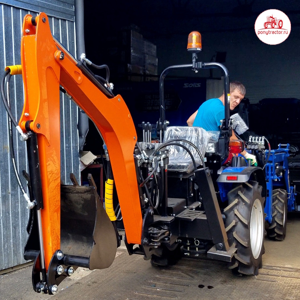 Навесной экскаватор БУЛАТ К-2400 установлен на мини-трактор. Фото автора.