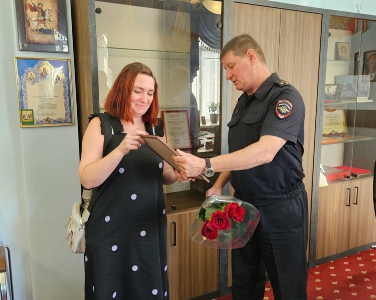     В Курске девушку наградили за спасение пенсионерки от мошенников