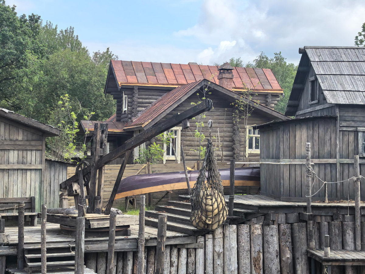 Натурные декорации в Кинопарке Москино