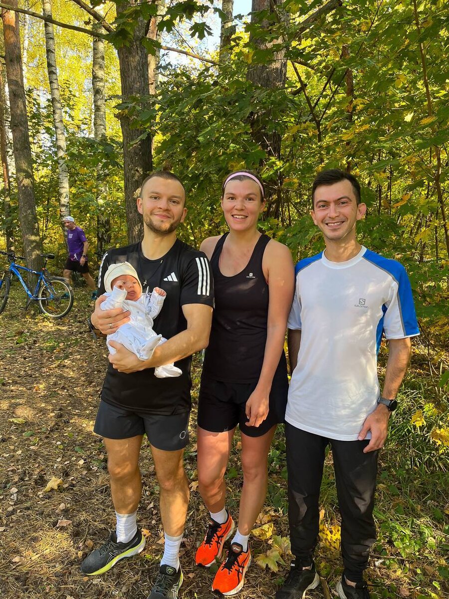 Настя с сыном и мужем Алексеем (слева)