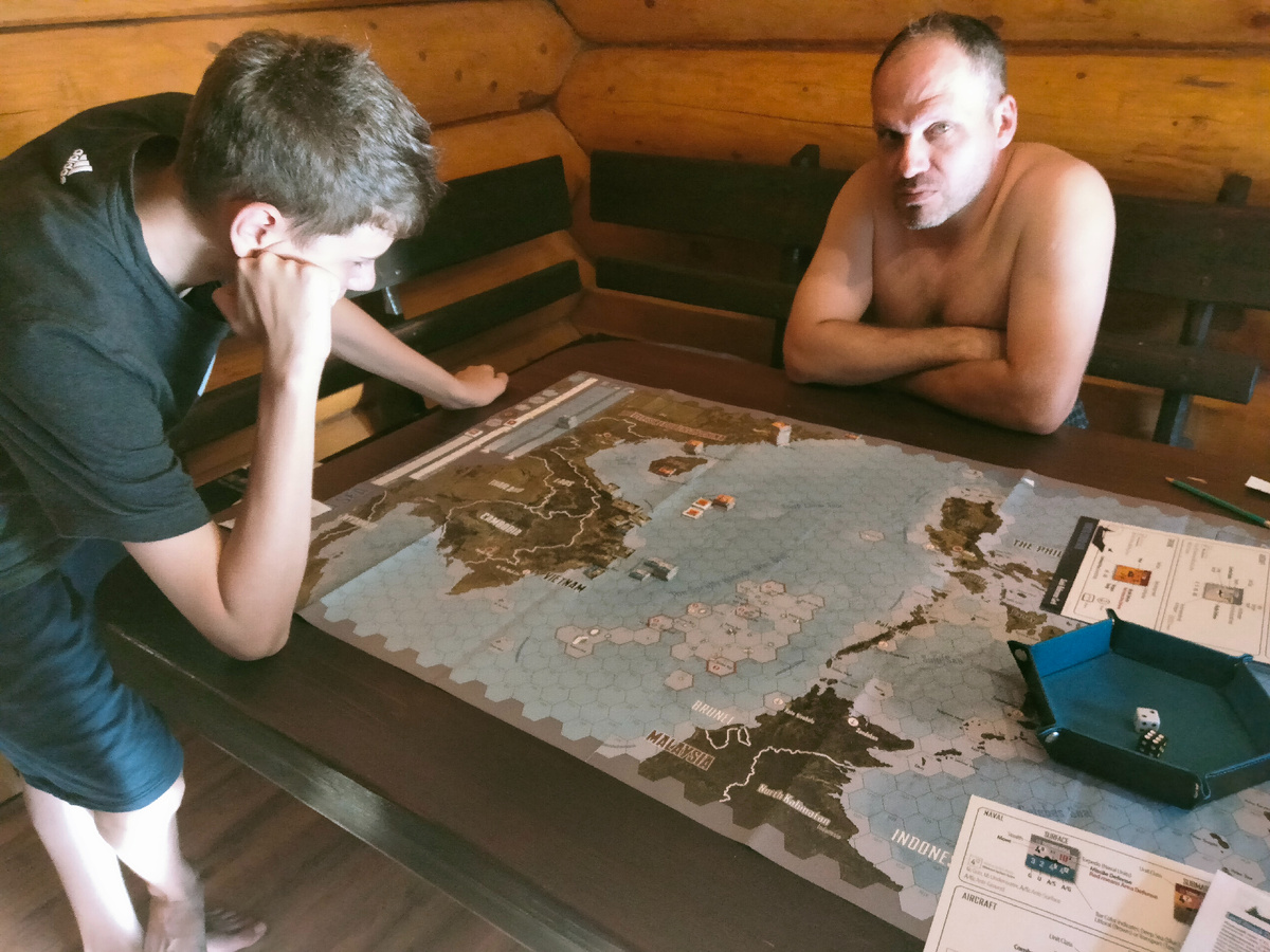 Денису стоило лицо попроще сделать :)