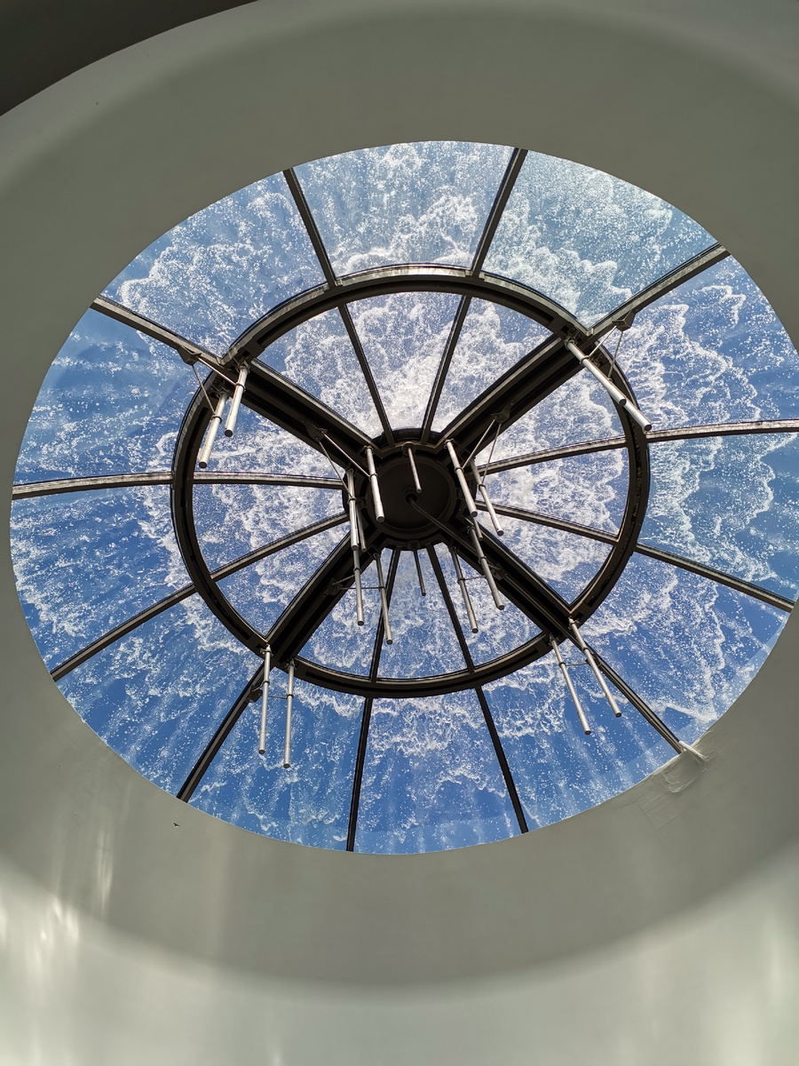 Вода льётся по стекляной крыше, смывая грязь. Вода в речи, в разговоре равна пустословию.