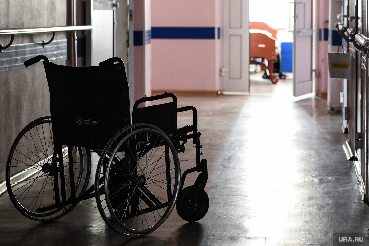 Мужчина передвигался в инвалидном кресле (архивное фото). Фото: Владимир Жабриков © URA.RU