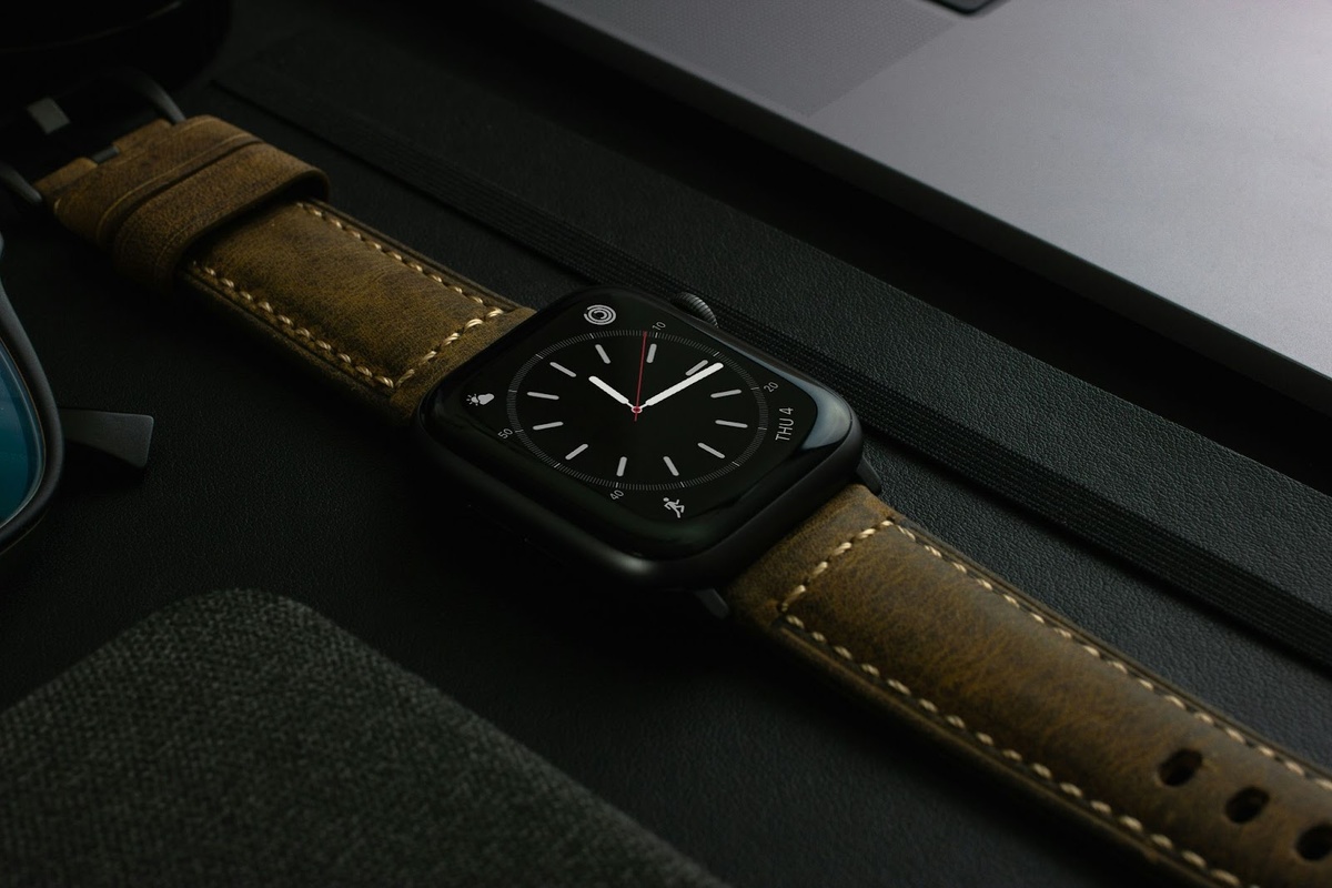 Источник изображения: https://unsplash.com/photos/aluminum-case-apple-watch-with-brown-leather-band-X_ZBioU0lYg