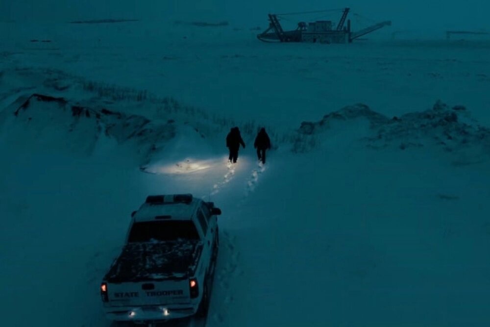    Бесследно исчезают шестеро мужчин, работавших на научно-исследовательской станции, и расследовать это загадочное дело приходится двум женщинам-полицейским. Кадр из сериала