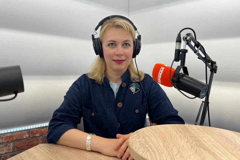    Елена Соколова в студии радио «КП-Рязань».