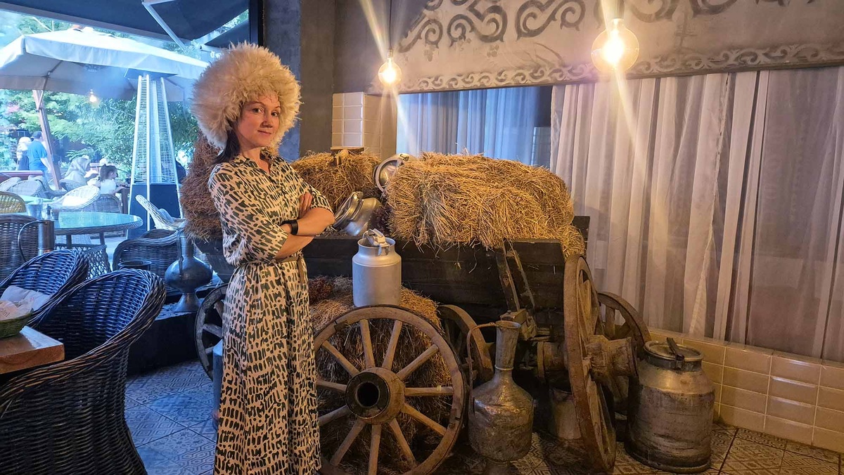 Спасибо девушке-официанту, которая меня пофотографировала в папахе. Листайте галерею, чтобыувидеть ещё фото