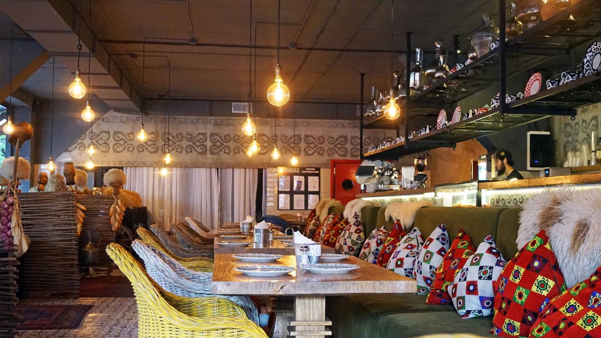 Внутри очень уютно и колоритно