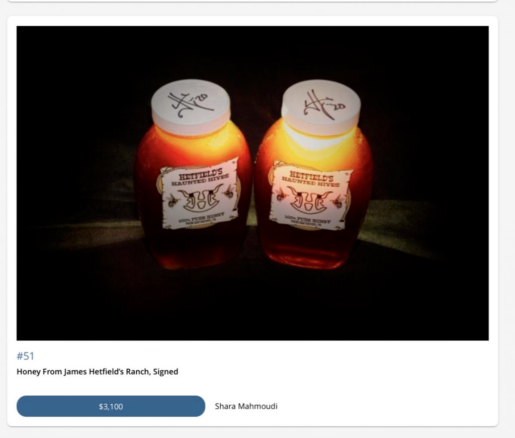 Банки меда от собственной пасеки Джеймса Хэтфилда "Hetfield's Haunted Hives" — результат его увлечения пчеловодством.