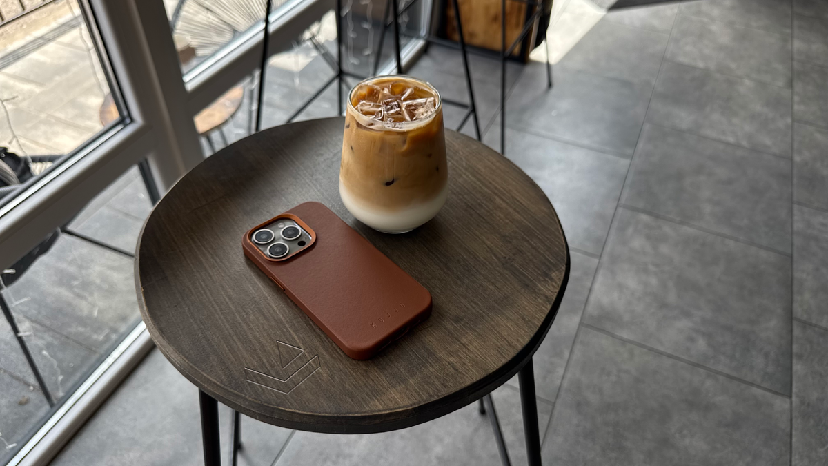 Стильный кожаный чехол Mujjo для iPhone 16 Pro Max в классическом коричневом цвете.