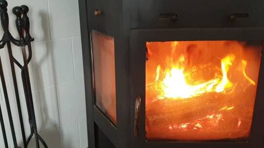 Топим печку на даче.