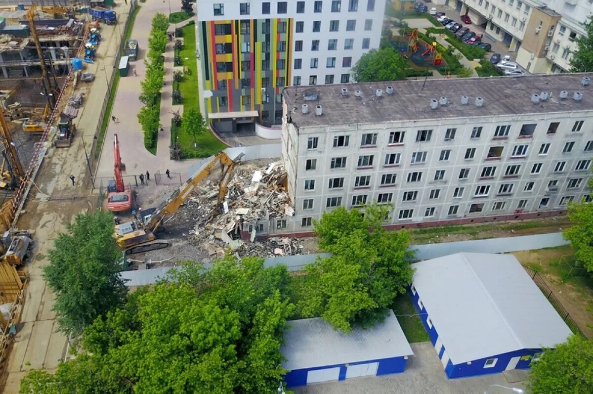    Демонтаж пятиэтажки в Москве.