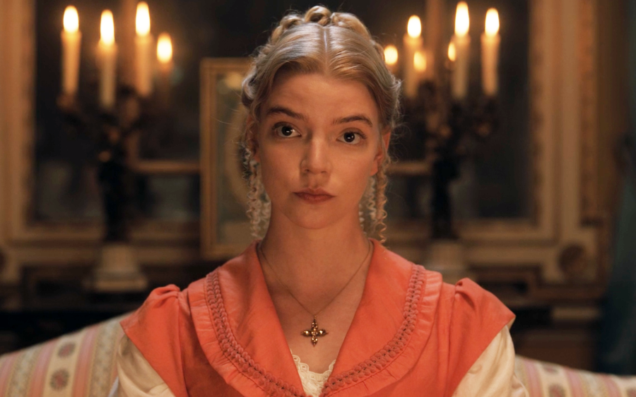 Здесь и далее кадры из кинофильма "Эмма" 2020 года