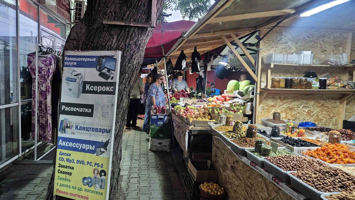  «Беркат» — главный республиканский рынок Чечни. Располагается в шаговой доступности от основных достопримечательностей города