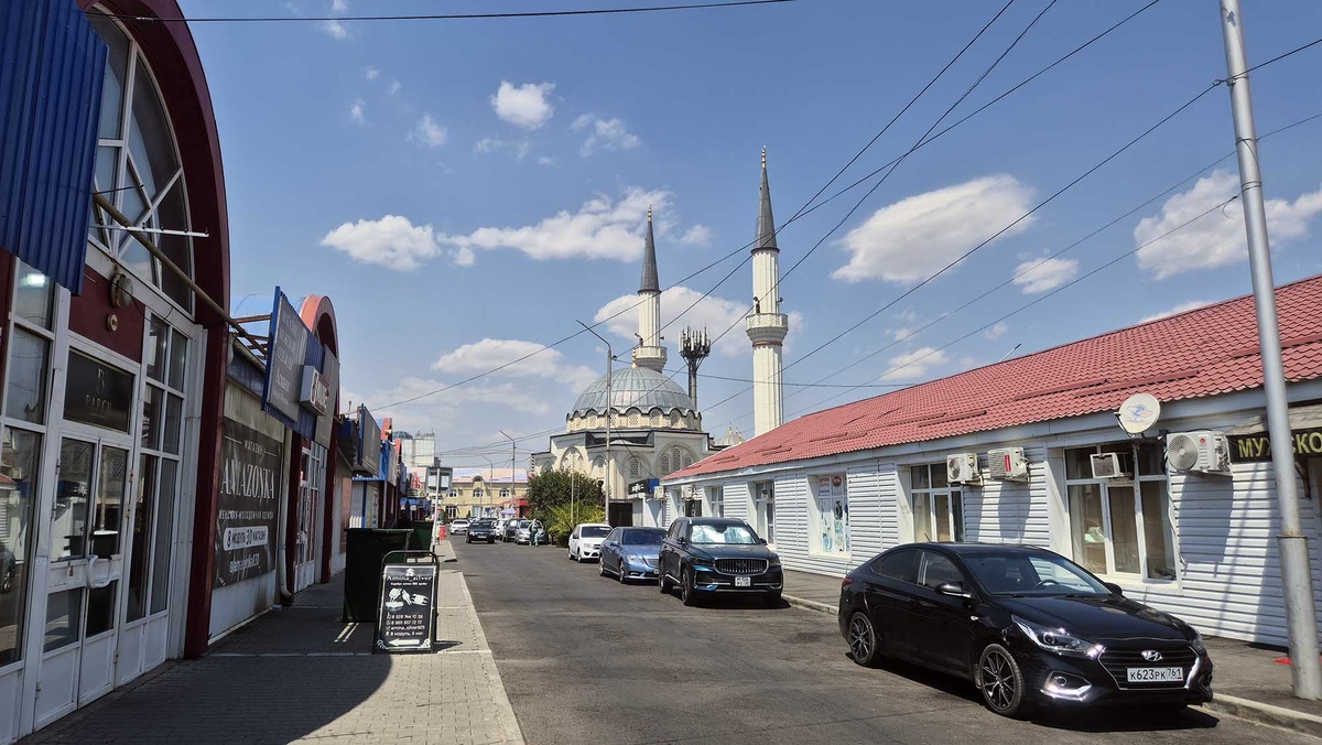 На территории рынка есть своя мечеть для торговцев и посетителей. Листайте галерею, чтобы увидеть ещё фото