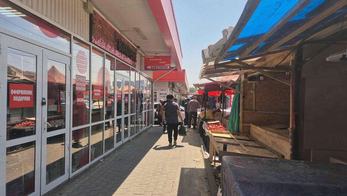 Кто-то торгует на улице, кто-то в павильонах
