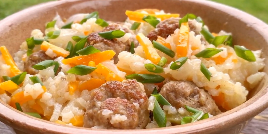 Ароматный рис с сочными фрикадельками — простой и вкусный обед для всей семьи!