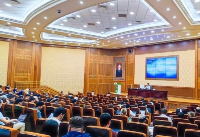 Момент с торгов на Государственной товарно-сырьевой бирже Туркменистана (Фото: ГТСБТ)