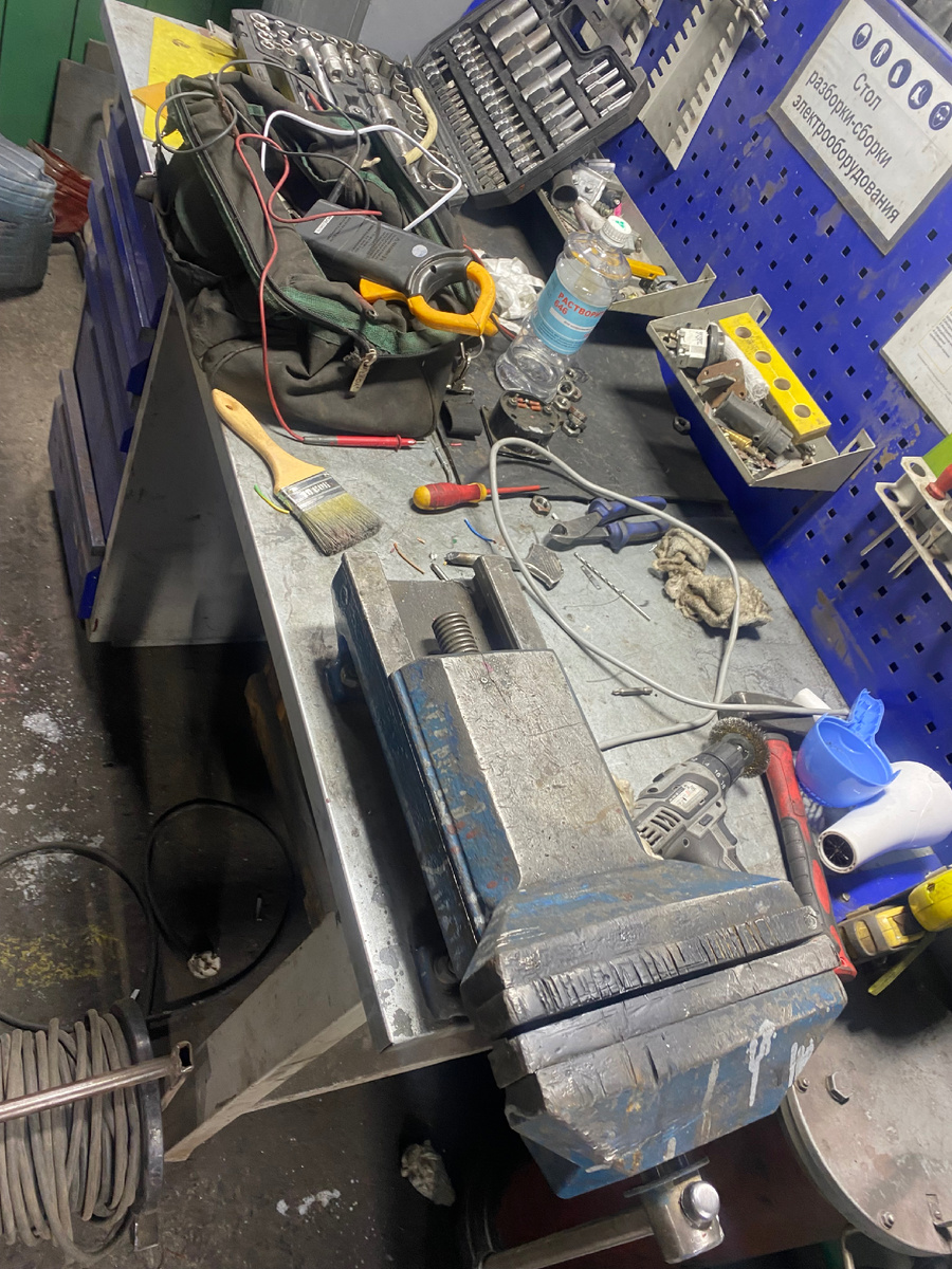 В углу лежит тот самый фен 