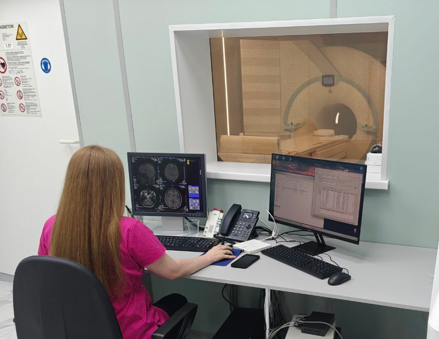 Само помещение с МРТ аппаратом - это большая клетка Фарадея. По этому буквально через стену уже можно пользоваться всеми электронными приборами.