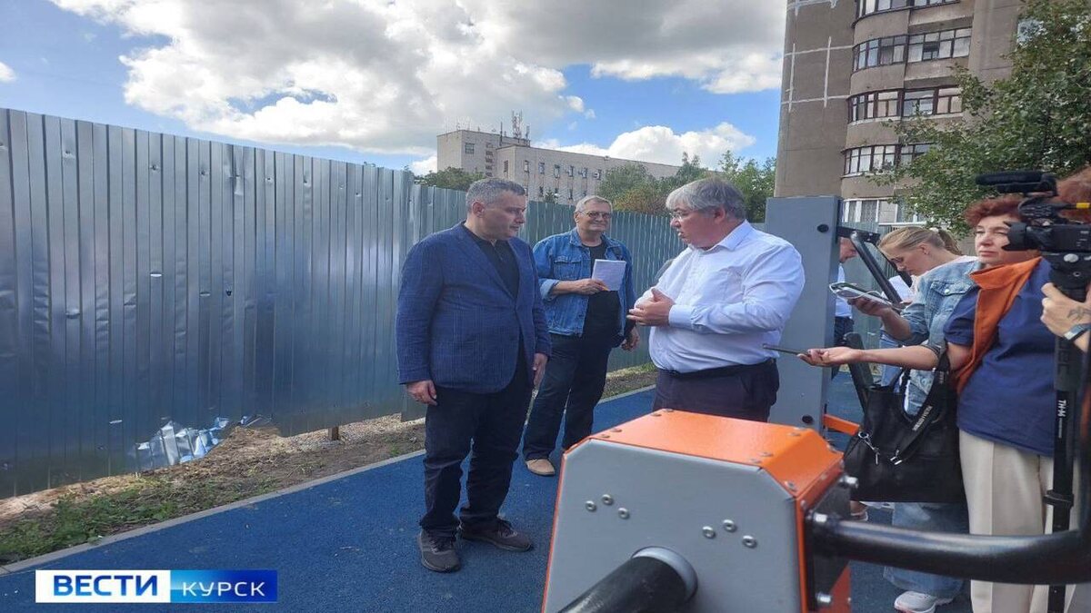    Александр Хинштейн разбирается со стройкой "в метре" от дома в Железногорске Курской области