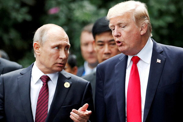 Владимир Путин и Дональд Трамп на саммите АТЭС в Дананге, Вьетнам, 2017 год / Jorge Silva/Reuters  