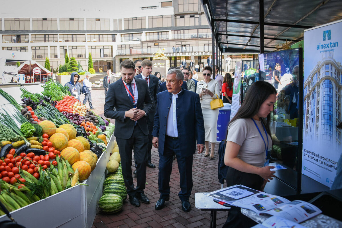 Перед началом форума Рустам Минниханов посетил выставку и ознакомился с продукцией, производимой в России и КыргызстанеФото: rais.tatarstan.ru