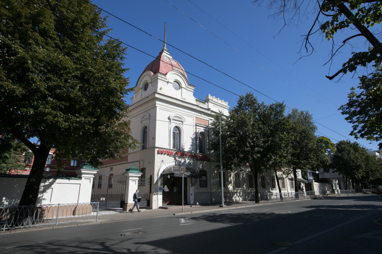    Театр им. Тинчурина переезжает в старое здание Камаловского. В перспективе здание-«парус» ожидает ремонт. Пока же взят тайм-аут, чтобы дать труппе сыграться и адаптироваться в новом помещении.   
Фото: «БИЗНЕС Online»