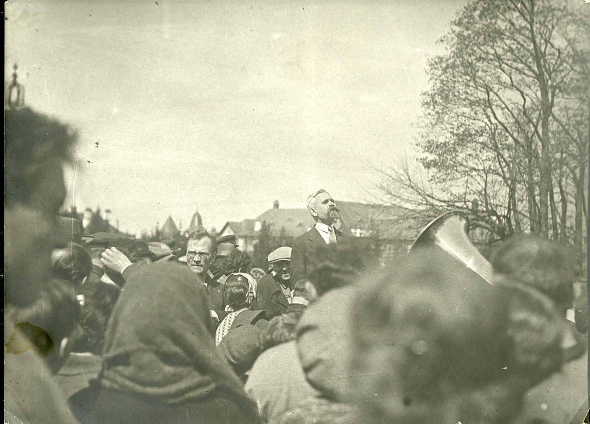 Выступление В.И. Яковлева. Фото из коллекции ГМЗ "Царское Село"