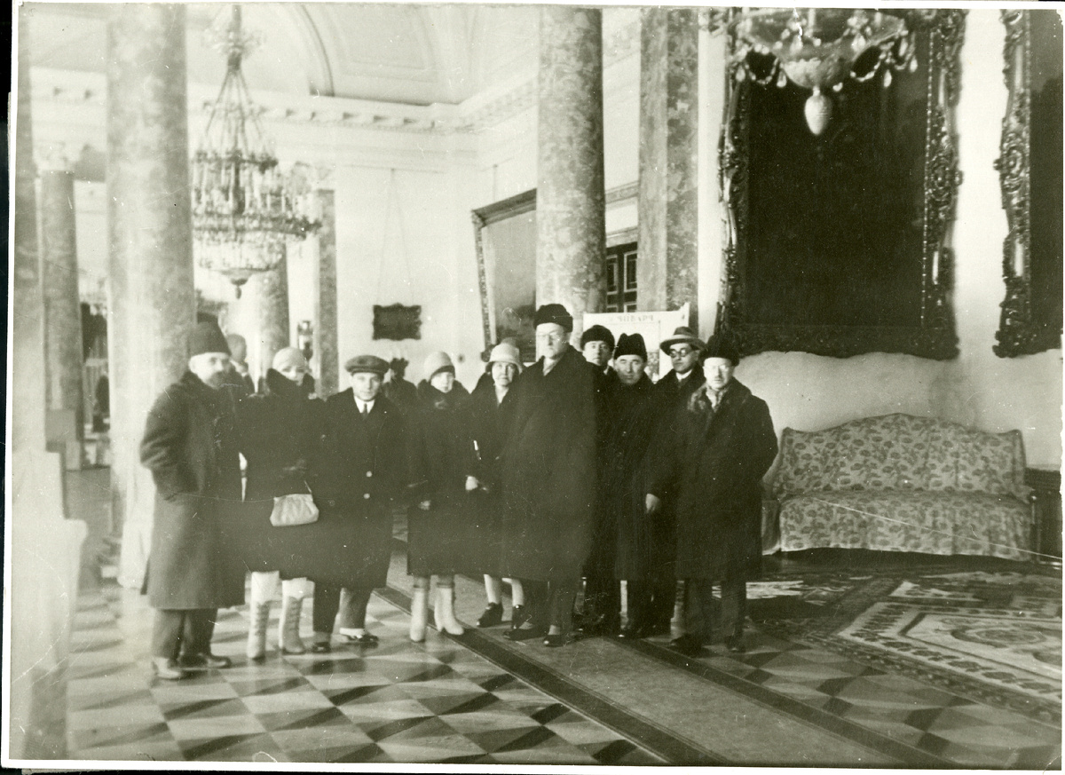 В.И. Яковлев с группой экскурсантов в Портретном зале Александровского дворца 1920-е годы. Фото из коллекции ГМЗ "Царское Село"