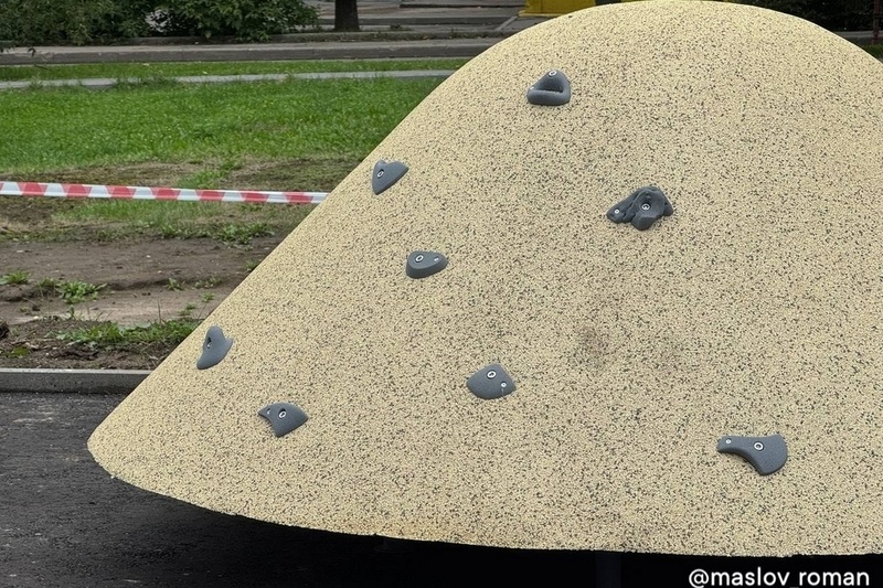    Здесь в июле начали строить детскую научную площадки. Сюда уже завезли игровые элементы.