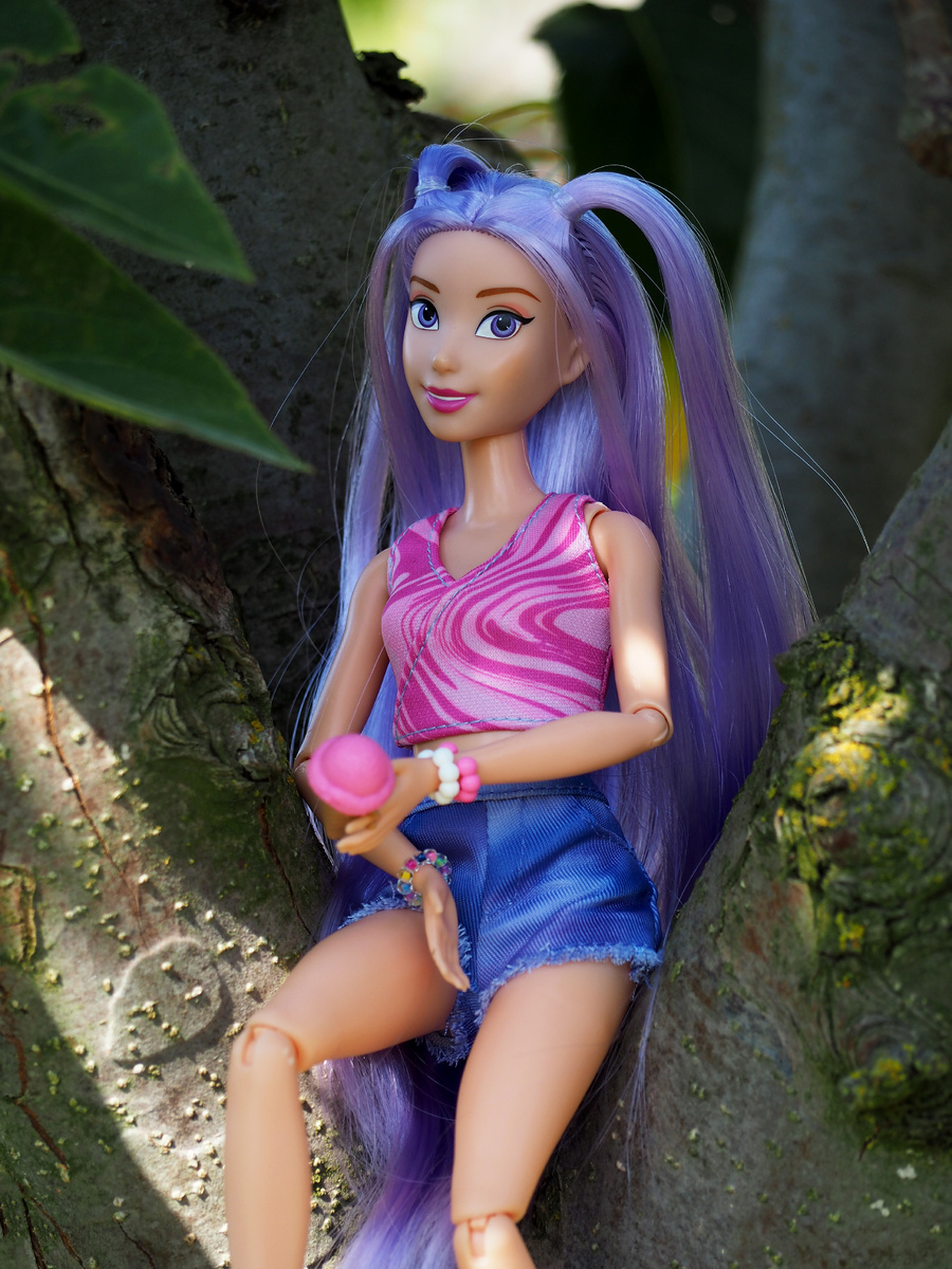 А потом забралась на яблоньку. 🍏