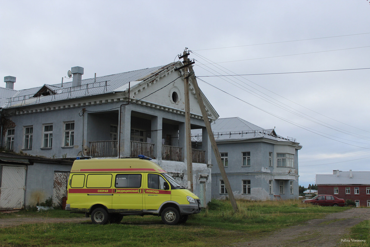 Здание Соловецкой больницы, построенное в 1930 годы, и современная карета скорой помощи. Фото: Полина Воронова