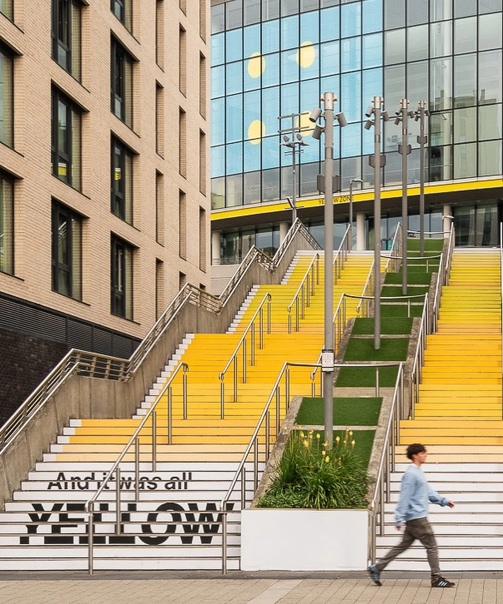 YELLOW 25: как Pantone и Wembley Park превратили хит Coldplay в арт-объект