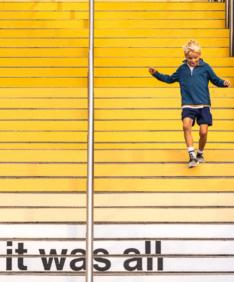 YELLOW 25: как Pantone и Wembley Park превратили хит Coldplay в арт-объект