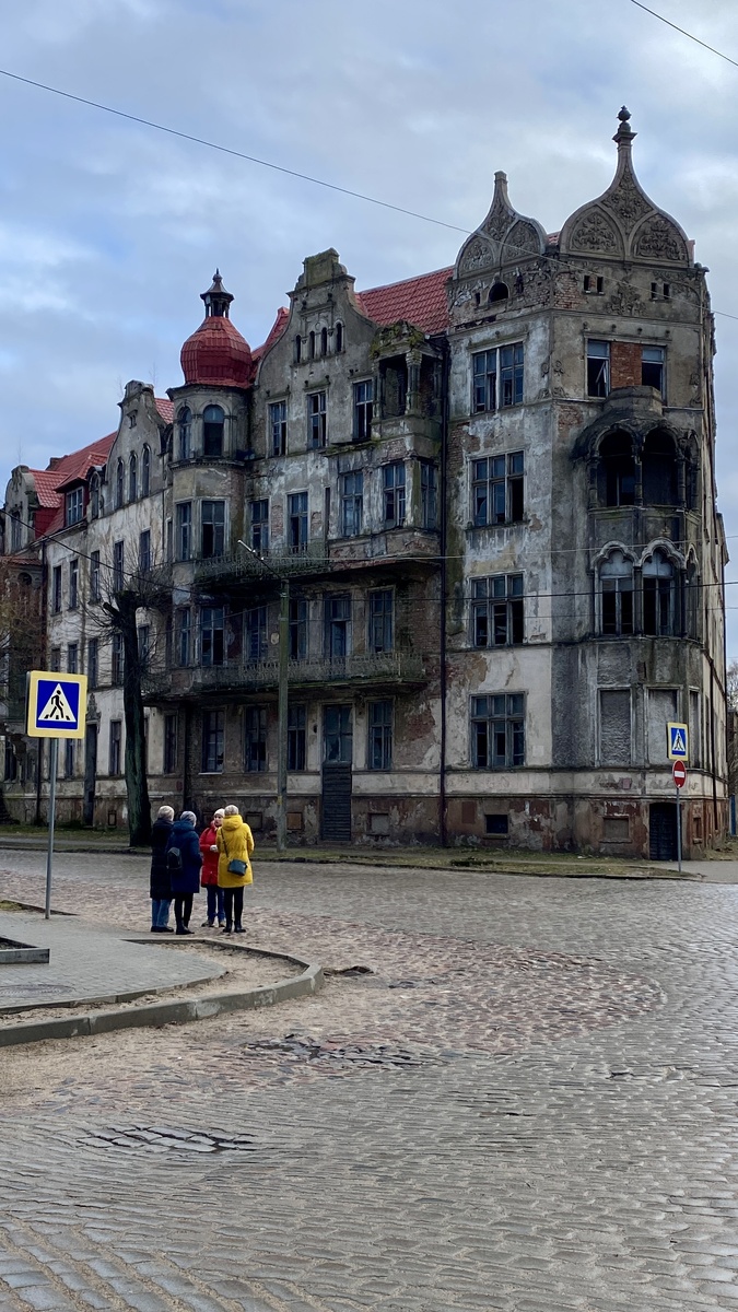 Одно из красивейших зданий Советска, к большому сожалению, много лет уже выглядит так.. 