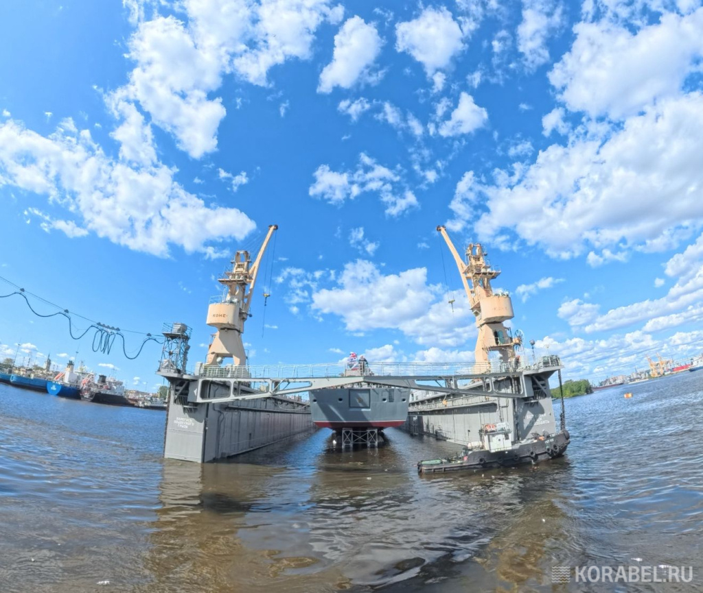 Современный фрегат "Адмирал Амелько" проекта 22350, спуск на воду / Фото: Корабел.ру  📷
