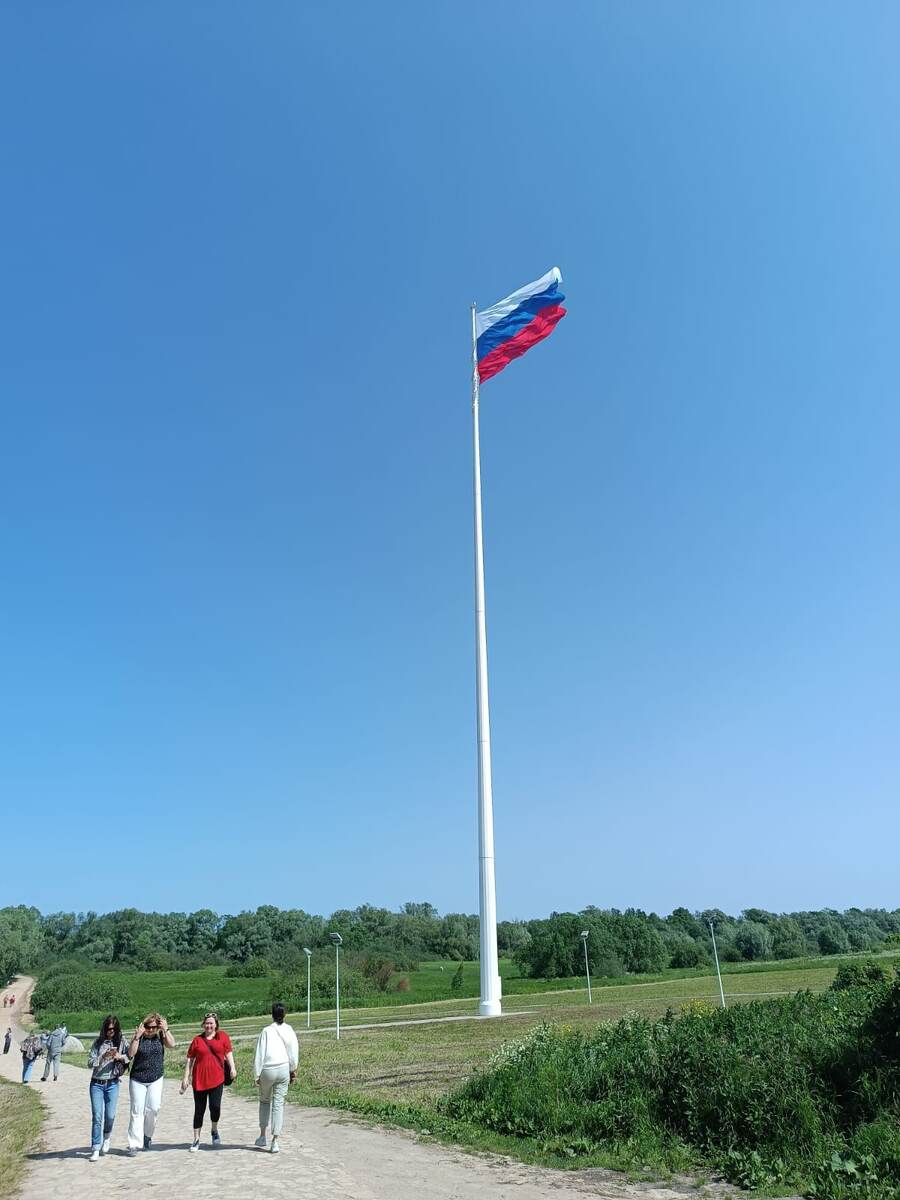 Вот и флаг поставили в центре